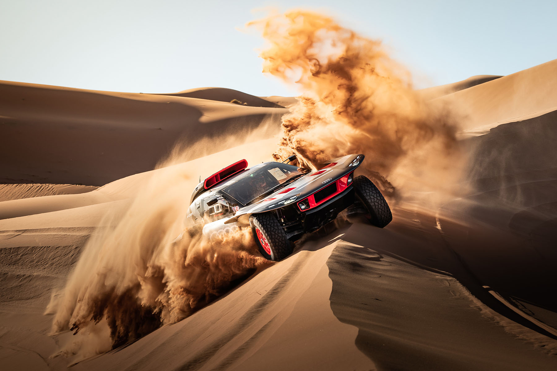 Ein Rallye-Fahrzeug beim Test in der Sahara.