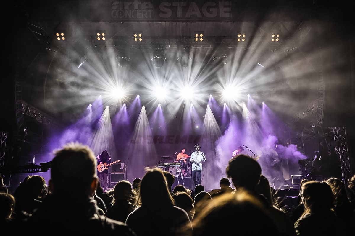 Eine Band auf der Hauptbühne während des Reeperbahn Festivals.